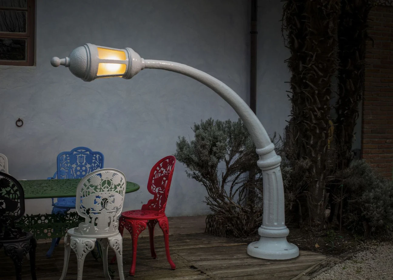 Lampadaire Street Lamp pour lexterieur de Studio Job Seletti Blanc The Woods Gallery x